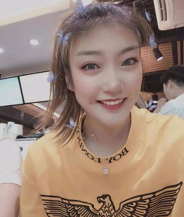 中介小孙开口说道：陈女士，我向您介绍一下，这位是萧先生，他身边这位，是他的爱人钱女士，这两位就是我在电话里跟您沟通过，有意向购买您这套别墅的客户。